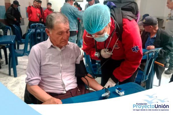 Estudiantes-de-Fumefi-al-servicio-de-los-abuelitos_04