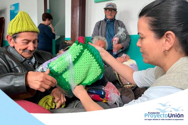 Abrigo-y-amor-para-los-abuelitos-de-la-calle_06